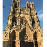 Chez la Rég\'- Aux pieds de la cathédrale